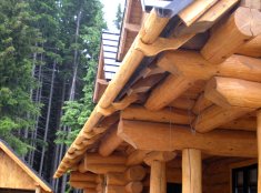 Holzdachrinnen ergänzen perfekt eine Blockhütte